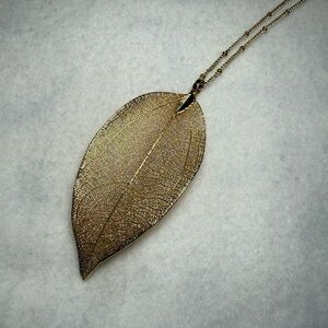 Elegant Gold Leaf Pendant Necklace